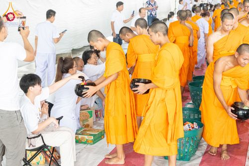 ภาพ No.61995:ตักบาตรฉลองสามเณรใหม่ มัชฌิมธรรมทายาท ณ วิหารคด คอร์ 9 วัดพระธรรมกาย วันที่ 15 เมษายน พ.ศ. 2567