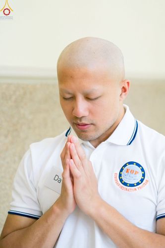 ภาพ No.83346:พิธีตัดปอยผมธรรมทายาทและฝากตัวเป็นศิษย์ ในโครงการอบรมพระธรรมทายาททวีปยุโรป รุ่นที่ 9 วันพุธที่ 12 มิถุนายน พ.ศ. 2566 ณ วัดพระธรรมกายเบเนลักซ์ ประเทศเบลเยี่ยม