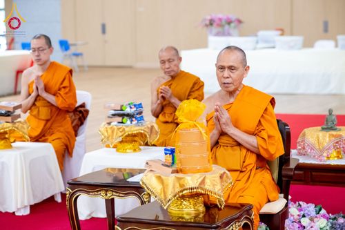 ภาพ No.208951:พระบาทสมเด็จพระเจ้าอยู่หัว ทรงมีพระราชศรัทธาทรงพระกรุณาโปรดเกล้าฯ ให้บำเพ็ญพระราชกุศลถวายภัตตาหารพระราชทาน การสอบบาลีสนามหลวง ณ วัดพระธรรมกาย ย อ.คลองหลวง จ.ปทุมธานี วันที่ 23-24 กุมภาพันธ์ พ.ศ. 2568