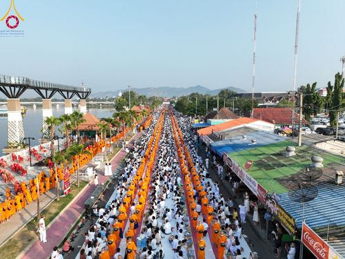 ภาพ No.101756:ตักบาตรพระ 10,000 รูป เติมบุญให้แผ่นดิน เนื่องในโอกาส 192 ปี จังหวัดกาญจนบุรี หนึ่งในโครงการตักบาตรพระ 2,000,000 รูป  77 จังหวัดทุกวัดทั่วไทย วันจันทร์ที่ 11 ธันวาคม พ.ศ. 2566 บริเวณถนนสองแคว (SKY WALK) เมืองกาญจนบุรี