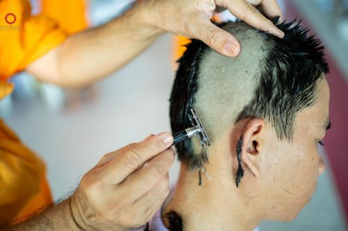 ภาพ No.159691:พิธีตัดปอยผมปลงผมนาคธรรมทายาท, พิธีบรรพชาอุปสมบทหมู่ โครงการอุปสมบทหมู่บูชาธรรม 140 ปี พระมงคลเทพมุนี (สด จนฺทสโร) ณ โบสถ์พระไตรปิฏก วัดพระธรรมกาย วันเสาร์ที่ 5 ตุลาคม พ.ศ. 2567