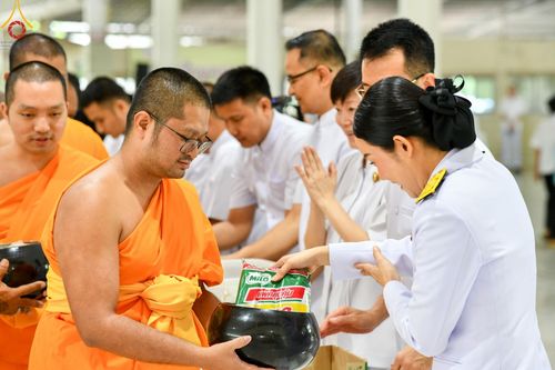 ภาพ No.138952:กิจกรรมเฉลิมพระเกียรติ สมเด็จพระนางเจ้าฯ พระบรมราชินี เนื่องในโอกาสวันเฉลิมพระชนมพรรษา พิธีเจริญพระพุทธมนต์ , ทำบุญตักบาตรพระสงฆ์ ถวายพระราชกุศล , พิธีถวายเครื่องราชสักการะ , และพิธีจุดเทียนถวายพระพรชัยมงคล วันที่ 3 มิถุนายน พ.ศ. 2567 ณ อาคารโถงช้าง วัดพ