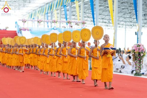 ภาพ No.237430:วันอาทิตย์ที่ 10 สิงหาคม พ.ศ.2568 พิธีมอบใบประกาศเกียรติคุณ โครงการสอบบาลี "ฉลองแชมป์" บูชาธรรม 80 ปี หลวงพ่อธัมมชโย ประจำปี 2568 และ พิธีมอบดวงแก้วสามเณรทรงบาลีไวยากรณ์ ณ สภาธรรมกายสากล วัดพระธรรมกาย ปทุมธานี