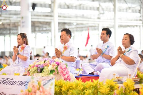 ภาพ No.139055:พิธีตักบาตร , พิธีบูชาข้าวพระ ณ ห้องแก้วสารพัด 1 สภาธรรมกายสากล วัดพระธรรมกาย วันอาทิตย์ต้นเดือนที่ 2 มิถุนายน พ.ศ. 2567