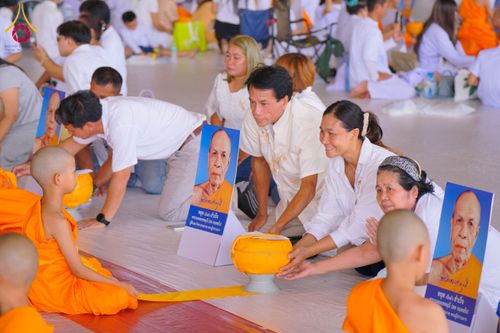 ภาพ No.134968:พิธีถวายบาตรแด่นาคธรรมทายาท ในโครงการบรรพชาสามเณรฟื้นฟูพระพุทธศาสนาทั่วไทย ณ สภาธรรมกายสากล วัดพระธรรมกาย จ.ปทุมธานี วันเสาร์ที่ 6 เมษายน พ.ศ. 2567