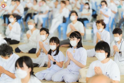 ภาพ No.80258:สาธุชนร่วมสรงน้ำพระและทำบุญ เนื่องในวันสงกรานต์ ณ หอฉันคุณยายอาจารย์ฯ วัดพระธรรมกาย วันที่ 13 เมษายน พ.ศ. 2566