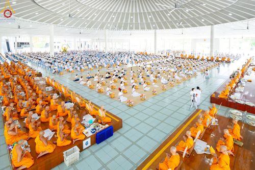 ภาพ No.220688:วันเสาร์ที่ 26 เมษายน พ.ศ.2568 (วันพระ แรม 15 ค่ำ เดือน 5) พิธีถวายภัตตาหารเมนูสวรรค์ "เพื่อการบรรลุธรรม" และ พิธีบุพเปตพลี ครั้งที่ 163 ร่วมอุทิศบุญแด่หมู่ญาติที่ล่วงลับไปแล้ว และสืบทอดอายุพระพุทธศาสนา ณ หอฉันคุณยายอาจารย์ฯ วัดพระธรรมกาย