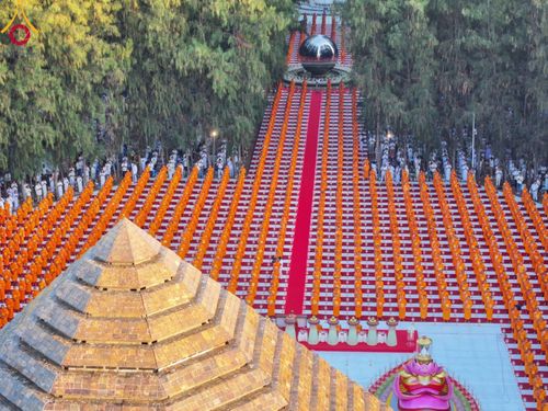 ภาพ No.107107:พิธีจุดประทีปถวายเป็นพุทธบูชา และบูชาธรรมมหาปูชนียาจารย์ ในโครงการธรรมยาตรากตัญญูบูชา มหาปูชนียาจารย์ พระมงคลเทพมุนี(สด จนฺทสโร) พระผู้ปราบมาร  อนุสรณ์สถาน 7 แห่ง ปีที่ 12  วันที่ 6 มกราคม พ.ศ. 2567 ณ อนุสรณ์สถานมหาวิหารพระมงคลเทพมุนี อ.สองพี่น้อง จ.สุพร