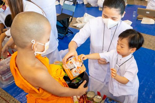 ภาพ No.86829:พิธีตักบาตร , พิธีบูชาข้าวพระ , พิธีจุดเทียนใจ ไฟนิรันดร์ อนันตชัย ในวันอาทิตย์ต้นเดือน 3 กันยายน พ.ศ. 2566 ณ วัดพระธรรมกาย