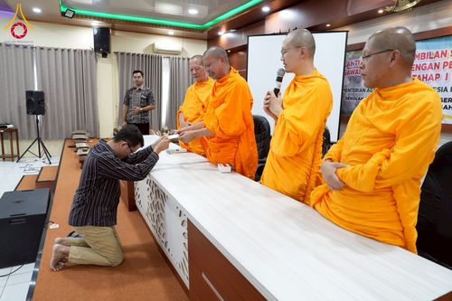 ภาพ No.227510:วันที่ 30 พฤษภาคม พ.ศ. 2568 สันติสุขจากสมาธิ แผ่ไพศาลในแดนอิเหนา : พระสงฆ์ไทยเยือนวิทยาลัยราเดนวิจายา อินโดนีเซีย