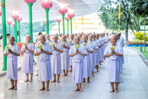 ภาพ No.228849:วันเสาร์ที่ 14 มิถุนายน พ.ศ. 2568 พิธีเวียนประทักษิณ , พิธีขอขมารับผ้าไตร ในโครงการบรรพชาอุปสมบทหมู่ ผู้บริหารรุ่นที่ 15 และ อุดมศึกษา รุ่นที่ 52 ณ โบสถ์พระไตรปิฎก วัดพระธรรมกาย