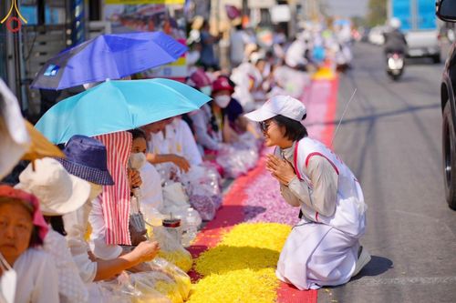ภาพ No.208072:V.55 สารพัดV สารพัดดี ที่วัดพระธรรมกาย ในโครงการธรรมยาตรา กตัญญูบูชา มหาปูชนียาจารย์ พระมงคลเทพมุนี (สด จนฺทสโร) พระผู้ปราบมาร อนุสรณ์สถาน 7 แห่ง ปีที่ 13 ระหว่างวันที่ 2-31 มกราคม พ.ศ. 2568