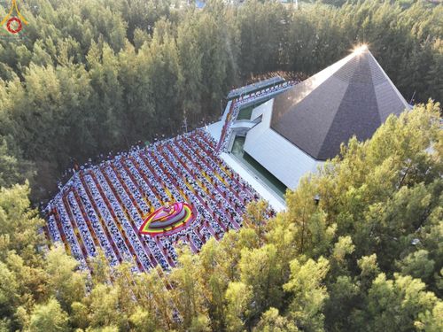 ภาพ No.188750:พิธีต้อนรับพระธรรมยาตรา ในโครงการธรรมยาตรา กตัญญูบูชา มหาปูชนียาจารย์ พระมงคลเทพมุนี(สด จนฺทสโร) พระผู้ปราบมาร อนุสรณ์สถาน 7 แห่ง ปีที่ 13 วันที่ 3 มกราคม พ.ศ. 2568 ณ อนุสรณ์สถานมหาวิหารพระมงคลเทพมุนี (โลตัสแลนด์) อ.สองพี่น้อง จ.สุพรรณบุรี