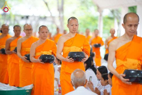 ภาพ No.144272:พิธีตักบาตรพระใหม่  โครงการบรรพชาอุปสมบทหมู่ ธรรมทายาทนานาชาติ (ภาษาจีน) ณ อาคารโถงช้าง วัดพระธรรมกาย วันอาทิตย์ที่ 14 กรกฎาคม พ.ศ. 2567