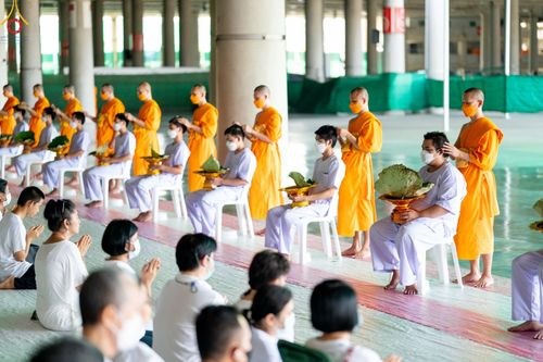 ภาพ No.82510:พิธีปลงผมนาคธรรมทายาท ในโครงการธรรมทายาทระดับอุดมศึกษา รุ่นที่ 50 ภาคฤดูฝน ในวันที่ 10 มิถุนายน พ.ศ. 2566 ณ วัดพระธรรมกาย