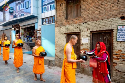 ภาพ No.213100:วันที่ 17 - 18 มีนาคม พ.ศ. 2568 คณะสงฆ์และสามเณรเดินบิณฑบาต รอบเมืองในพื้นที่ วัดสยมภูวนาถและราชวังปาตัน ณ เมืองกาฐมาณฑุ ประเทศเนปาล