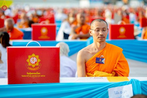 ภาพ No.219569:วันอังคารที่ 22 เมษายน พ.ศ. 2568 พิธีถวายมหาสังฆทานคณะสงฆ์ 40,000 กว่าวัดทั่วประเทศ เนื่องในวันคุ้มครองโลก ณ วัดพระธรรมกาย จ.ปทุมธานี