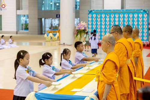 ภาพ No.233760:วันเสาร์ที่ 19 กรกฎาคม พ.ศ.2568 วันมหารำลึก ครั้งที่ 35 พิธีรำลึกถึงนักสร้างบารมี , พิธีสวดพระพุทธมนต์ , พิธีทอดผ้าบังสกุลและถวายไทยธรรม วัดพระธรรมกาย