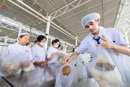 ภาพ No.58809:V.40 ภัตตาหารพระหมื่นวัด เราจัดให้ การปฏิบัติงานของเจ้าหน้าที่และอาสาสมัคร เพื่อรับบุญในการถวายภัตตาหาร แด่คณะสงฆ์ 10,000 กว่าวัดทั่วประเทศ ที่มาร่วมงานวันคุ้มครองโลก จันทร์ที่ 22 เมษายน พ.ศ. 2567 ณ วัดพระธรรมกาย