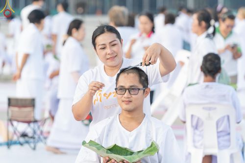 ภาพ No.179986:พิธีปลงผมนาคธรรมทายาท ในโครงการอุปสมบทหมู่ บูชาธรรมมหาปูชนียาจารย์ (ศูนย์อบรมวัดพระธรรมกาย) วันที่ 1 ธันวาคม พ.ศ. 2567 ณ ลานธรรมหารัตนวิหารคด วัดพระธรรมกาย จ.ปทุมธานี