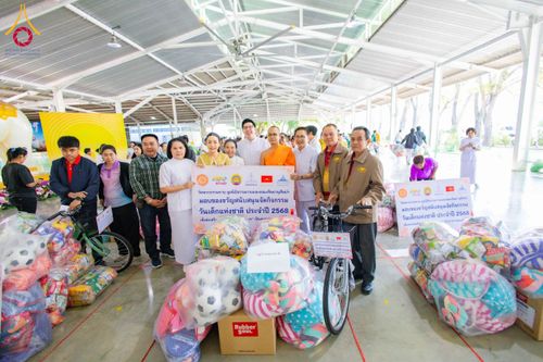 ภาพ No.193491:วัดพระธรรมกาย และ มูลนิธิธรรมกาย มอบของขวัญสนับสนุนงานวันเด็ก วันที่ 8 มกราคม พ.ศ. 2568 ณ อาคารโถงช้างฯ วัดพระธรรมกาย อ.คลองหลวง จ.ปทุมธานี