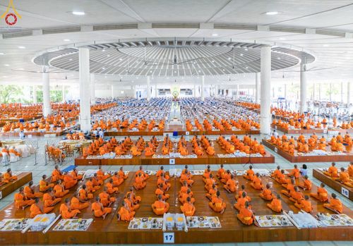 ภาพ No.147739:พิธีถวายภัตตาหารเมนูสวรรค์ ในพรรษาแห่งการเข้าถึงธรรม วันเสาร์ที่ 10 สิงหาคม พ.ศ. 2567 ณ หอฉันคุณยายอาจารย์ฯ วัดพระธรรมกาย