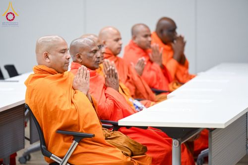 ภาพ No.223028:วันที่ 24 เมษายน พ.ศ. 2568 หลวงพ่อทัตตชีโวต้อนรับคณะสงฆ์ศรีลังกา ณ อาคาร 100 ปี คุณยายมหารัตนอุบาสิกาจันทร์ ขนนกยูง วัดพระธรรมกาย