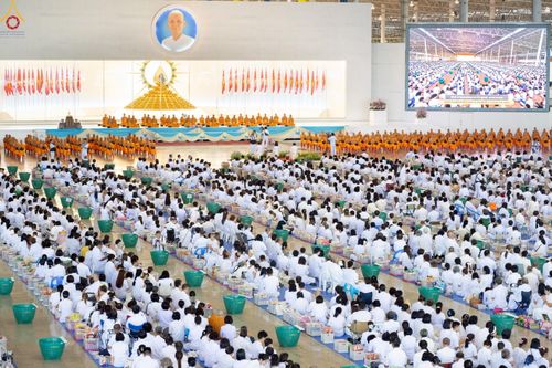 ภาพ No.243468:วันที่ 7 กันยายน พ.ศ. 2568 พิธีตักบาตร ข้าวสารอาหารแห้ง ในวันครูผู้ค้นพบวิชชาธรรมกาย ณ บ้านแก้วเรือนทองคุณยายฯ สภาธรรมกายสากล วัดพระธรรมกาย