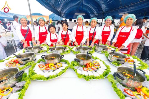 ภาพ No.201794:พิธีถวายภัตตาหารเป็นสังฆทาน แด่พระธรรมยาตรา ณ อนุสรณ์สถานบางปลา วัดบางปลา อำเภอบางเลน จังหวัดนครปฐม ในโครงการธรรมยาตรา กตัญญูบูชา มหาปูชนียาจารย์ พระมงคลเทพมุนี(สด จนฺทสโร) พระผู้ปราบมาร อนุสรณ์สถาน 7 แห่ง ปีที่ 13 วันที่ 26 มกราคม พ.ศ. 2568