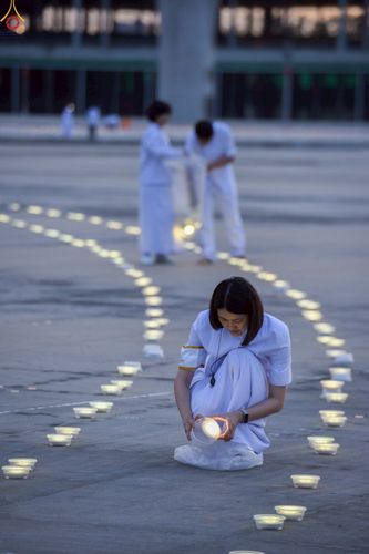 ภาพ No.240969:วันพุธที่ 27 สิงหาคม พ.ศ. 2568 พิธีจุดประทีป ในวันธรรมชัย ณ วัดพระธรรมกาย