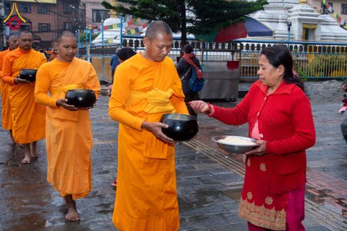 ภาพ No.132527:สามเณรเนปาล บิณฑบาต ย่านทาเมล เมืองกาฐมาณฑุ และเมืองปาฏัน ในโครงการบรรพชา 1,250 รูป ประเทศเนปาล วันที่ 20 มีนาคม พ.ศ. 2567