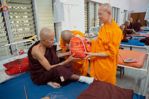 ภาพ No.220295:วันที่ 17 เมษายน พ.ศ. 2568 ผู้แทนวัดพระธรรมกาย ลงพื้นที่เยียวยา ซับน้ำตาเหยื่อแผ่นดินไหวมัณฑะเลย์