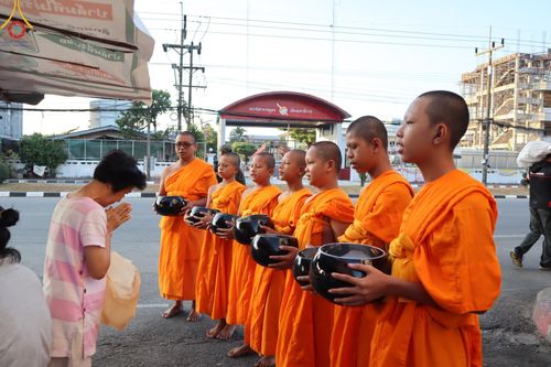 ภาพ No.61060:สามเณรออกบิณฑบาต และกิจกรรมอบรมสามเณร ในโครงการบรรพชาสามเณรฟื้นฟู พระพุทธศาสนาทั่วไทย ณ ศูนย์อบรมที่พักสงฆ์บ้านร่มเย็น จ.นราธิวาส วันที่ 2-15 เมษายน พ.ศ. 2567