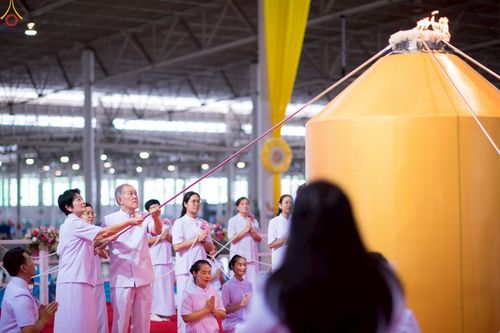 ภาพ No.233948:วันอาทิตย์ที่ 20 กรกฎาคม พ.ศ.2568 พิธีจุดเทียนใจ ไฟนิรันด์ อนันตชัย วัดพระธรรมกาย