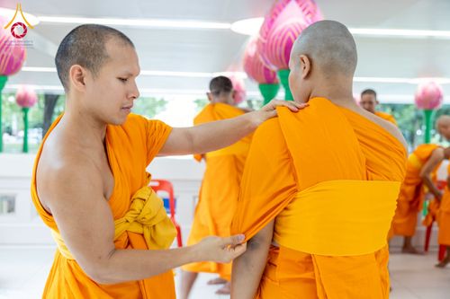 ภาพ No.244775:วันเสาร์ที่ 6 กันยายน พ.ศ. 2568 พิธีถวายบาตร บรรพชา อุปสมบทของนาคธรรมทายาท โครงการอุปสมบทหมู่บูชาธรรมครบรอบ 108 ปี  วันครูผู้ค้นพบวิชชาธรรมกาย ณ โบสถ์พระไตรปิฎก วัดพระธรรมกาย