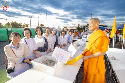 ภาพ No.195870:พิธีถวายภัตตาหารเป็นสังฆทาน แด่พระธรรมยาตรา ณ วัดโบสถ์(บน) ตำบลบางคูเวียง อำเภอบางกรวย จังหวัดนนทบุรี ในโครงการธรรมยาตรา กตัญญูบูชา มหาปูชนียาจารย์ พระมงคลเทพมุนี(สด จนฺทสโร) พระผู้ปราบมาร อนุสรณ์สถาน 7 แห่ง ปีที่ 13 วันที่ 16 มกราคม พ.ศ. 2568