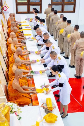 ภาพ No.276006:วันที่ 5 ธันวาคม พ.ศ. 2568 พสกนิกรอำเภอคลองหลวง พร้อมใจบำเพ็ญกุศลอุทิศถวาย “ในหลวงรัชกาลที่ 9” น้อมรำลึกในพระมหากรุณาธิคุณ เนื่องในวันคล้ายวันพระบรมราชสมภพ วันชาติ และวันพ่อแห่งชาติ ณ อาคารปลูกศรัทธา 2 วัดพระธรรมกาย อำเภอคลองหลวง จังหวัดปทุมธานี