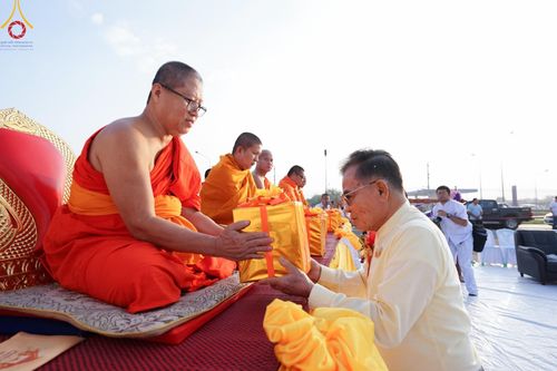 ภาพ No.180409:พิธีตักบาตรพระ ๑,๐๐๐ รูป ฉลองเมืองลำปาง ๑,๓๔๔ ปี วันเสาร์ที่ ๗ ธันวาคม พ.ศ. ๒๕๖๗ ณ ลานพระบรมราชานุสาวรีย์ พระนเรศวรมหาราช อ.เกาะคา จ.ลำปาง