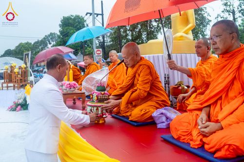 ภาพ No.226069:วันอาทิตย์ที่ 25 พฤษภาคม พ.ศ. 2568 พิธีตักบาตรพระ 1,000 รูปเมืองตรัง ครบรอบ 110 ปี เมืองทับเที่ยง ถวายเป็นพุทธบูชา ถวายเป็นพระราชกุศลแด่รัชกาลที่ 10 และอุทิศส่วนกุศลแด่อดีตเจ้าเมืองตรัง และบรรพบุรุษ ณ บริเวณหน้าศาลากลางจังหวัดตรัง ถนนพระราม 6