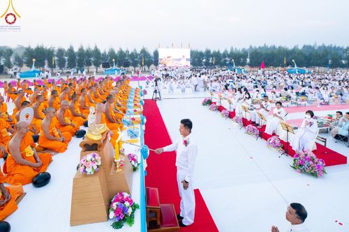 ภาพ No.201017:พิธีตักบาตรพระธรรมยาตรา ณ อนุสรณ์สถานลำดับที่ 5 สถานที่เผยแผ่วิชชาธรรมกายครั้งแรก อนุสรณ์สถานบางปลา วัดบางปลา อำเภอบางเลน จังหวัดนครปฐม ในโครงการธรรมยาตรา กตัญญูบูชา มหาปูชนียาจารย์ พระมงคลเทพมุนี(สด จนฺทสโร) พระผู้ปราบมาร อนุสรณ์สถาน 7 แห่ง ปีที่ 13