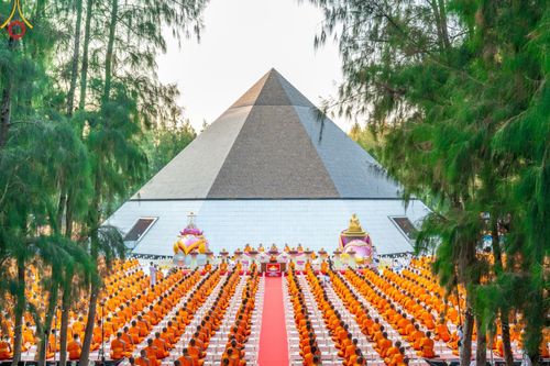 ภาพ No.190098:พิธีจุดประทีปถวายเป็นพุทธบูชา และบูชาธรรมมหาปูชนียาจารย์ ณ อนุสรณ์สถานมหาวิหารพระมงคลเทพมุนี (โลตัสแลนด์) อ.สองพี่น้อง จ.สุพรรณบุรี ในโครงการธรรมยาตรา กตัญญูบูชา มหาปูชนียาจารย์ พระมงคลเทพมุนี(สด จนฺทสโร) พระผู้ปราบมาร อนุสรณ์สถาน 7 แห่ง ปีที่ 13
