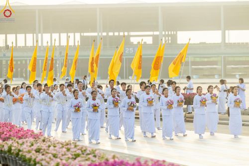 ภาพ No.216941:วันเสาร์ที่ 12 เมษายน พ.ศ. 2568 พิธีเวียนประทักษิณรอบพระมหาธรรมกายเจดีย์  พิธีวันทาเจดีย์ พิธีขอขมาและมอบผ้าไตร ในโครงการอุปสมบทหมู่ บูชาธรรมหลวงพ่อธัมมชโย, โครงการธรรมทายาท ระดับอุดมศึกษา รุ่นที่ 52 ,  โครงการบวชพระนานาชาติ AEC & WAB CEO รุ่นที่ 4 , ณ ว