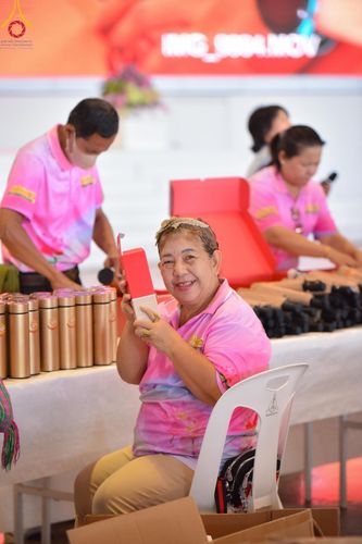 ภาพ No.212015:วันจันทร์ที่ 17 มีนาคม พ.ศ. 2568 บุญบรรจุกล่องไทยธรรม เพื่อถวายแด่พระสังฆาธิการ 40,000 กว่าวัดทั่วไทย ในวันคุ้มครองโลก 22 เมษายน พ.ศ. 2568 ณ บ้านแก้วเรือนทองคุณยายฯ วัดพระธรรมกาย