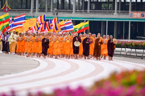 ภาพ No.143666:พิธีถวายผ้าไตร, สวดธรรมจักร, ปฏิบัติธรรม และฟังแสดงพระธรรมเทศนา ภาษาเมียนมา โดยมีสาธุชนชาวเมียนมากว่า 4,000 คน เข้าร่วมพิธี ณ มหารัตนวิหารคด วัดพระธรรมกาย วันอาทิตย์ที่ 7 กรกฎาคม พ.ศ. 2567