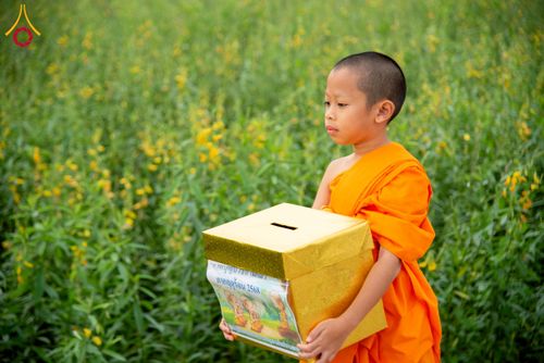 ภาพ No.217927:วันศุกร์ที่ 11 เมษายน พ.ศ. 2568 พระและสามเณร 99 รูป จากศูนย์ปฏิบัติธรรมระยอง(บ้านช่องลม) บิณฑบาต ณ ทุ่งปอเทือง ต.บางบุตร อ.บ้านค่าย จ.ระยอง เพื่อเป็นการฝึกสามเณรภาคฤดูร้อน ผ่านกิจวัตรบิณฑบาตในพื้นที่ชุมชน