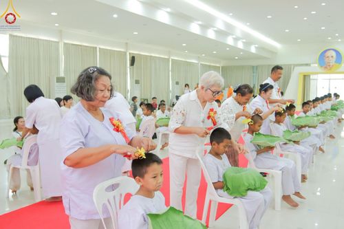 ภาพ No.216177:วันเสาร์ที่ 5 เมษายน พ.ศ. 2568 พิธีตัดปอยผม พิธีขอขมาผู้ปกครอง พิธีขอขมามอบผ้าไตร พิธีบรรพชา พิธีถวายบาตรสามเณร ณ ศูนย์ปฏิบัติธรรมและศูนย์อบรมเยาวชนเพชรบุรี ต.ท่าแลง อ.ท่ายาง จ.เพชรบุรี