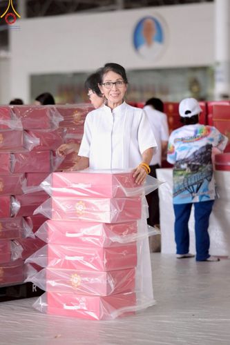 ภาพ No.214324:วันที่ 29 มีนาคม พ.ศ.2568 กิจกรรมใส่ถุงซิปกล่องไทยธรรม เพื่อรักษาความประณีตของกล่องไทยธรรม ในทุกสภาพอากาศ ณ บ้านแก้วเรือนทองคุณยาย วัดพระธรรมกาย