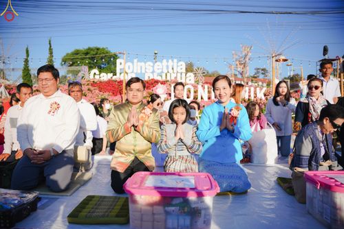 ภาพ No.106795:พิธีตักบาตรพระ ๒๐๐ รูป  "สร้างบุญใหญ่ ส่งท้ายปีเก่า ต้อนรับปีใหม่ ๒๕๖๗" วันอาทิตย์ที่ ๓๑ ธันวาคม ๒๕๖๖ ณ ถนนหน้าที่ว่าการอำเภอภูเรือ อำเภอภูเรือ จังหวัดเลย