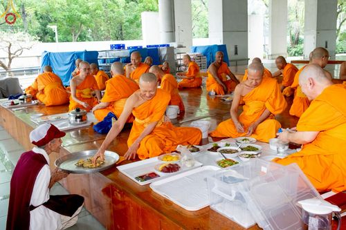 ภาพ No.213477:วันเสาร์ที่ 29 มีนาคม พ.ศ. 2568 พิธีถวายภัตตาหารเมนูสวรรค์ "เพื่อการบรรลุธรรม" ณ หอฉันคุณยายอาจารย์ฯ วัดพระธรรมกาย