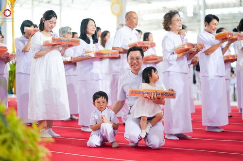 ภาพ No.167693:พิธีทอดกฐิน และ พิธีกรานกฐิน ในวันอาทิตย์ที่ 3 พฤศจิกายน พ.ศ. 2567 ณ วัดพระธรรมกาย จ.ปทุมธานี